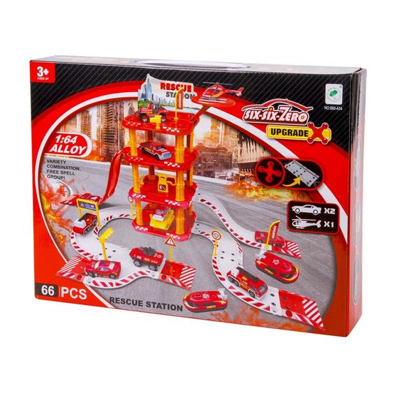 Tűzoltó parkolóház és helikopter leszálló fém kisatóval és tűzoltóval